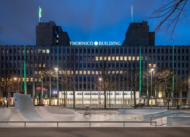 Het Thornico Building in de avond.