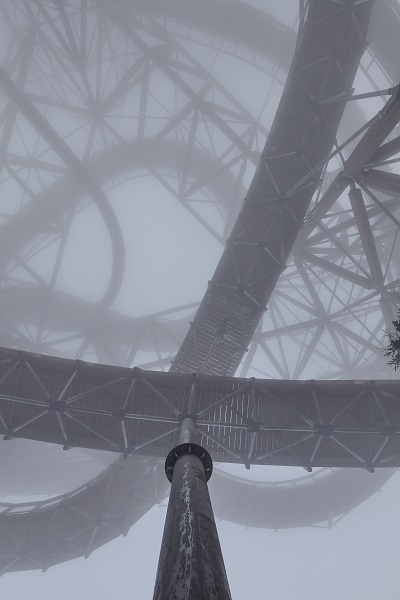 Van onderaf gezien is de Sky Walk een sprookjesachtige verschijning.