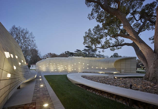 Kaplan Family Pavilion in de avond.