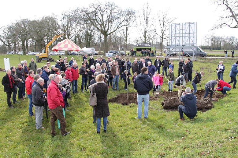 Lodewijk Hoekstra zet de eerste schop in het zand.
