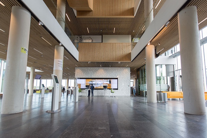 Het stadskantoor is transparant, dus veel daglicht.