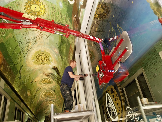 De plaatsing van het glas voor Amsterdam Oersoep.