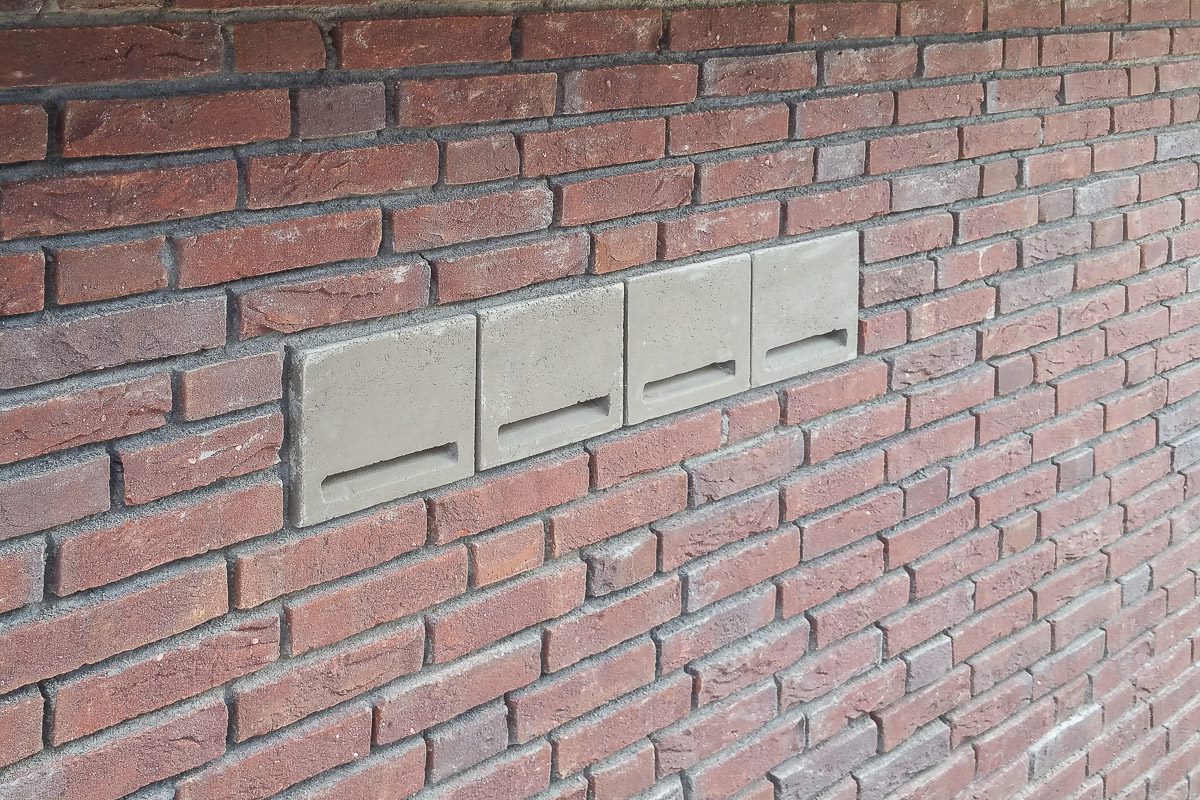 Stenen met invliegopening voor vleermuizen