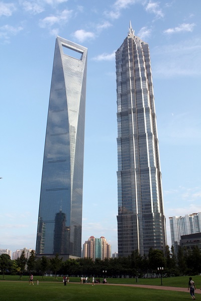 De World Financial Center in Shanghai (links).