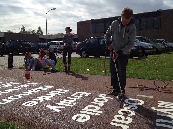 Namen brugklassers op fietspad