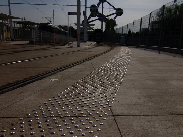 TACK waarschuwingsnoppen en geleidelijnen