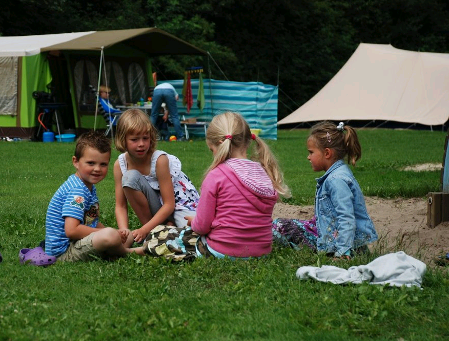Tragisch vasteland Bot Onderzoek: Kind vermaakt zich best op camping | Platform Buitenspelen