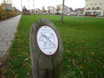 Duurzame houten hondenbeleidspaal